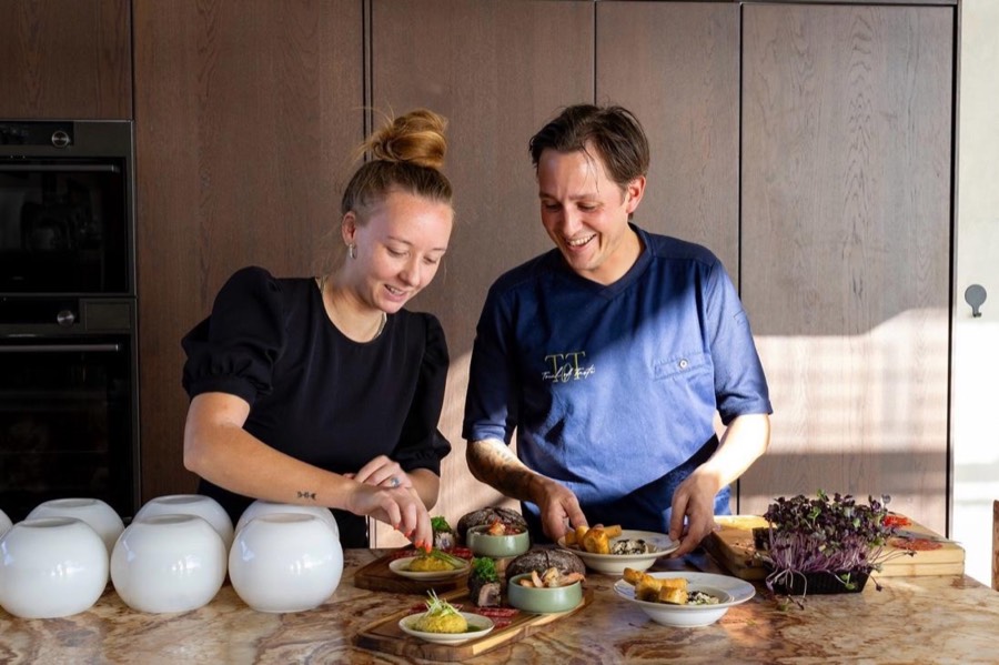 René and Jeandine plating dishes together