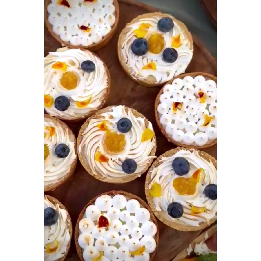 Lemon meringue tartlets with blueberries